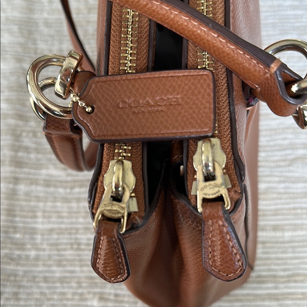 Coach cross grain mini Christi Carryall/ missing long strap. Great Condition. - Picture 2 of 10